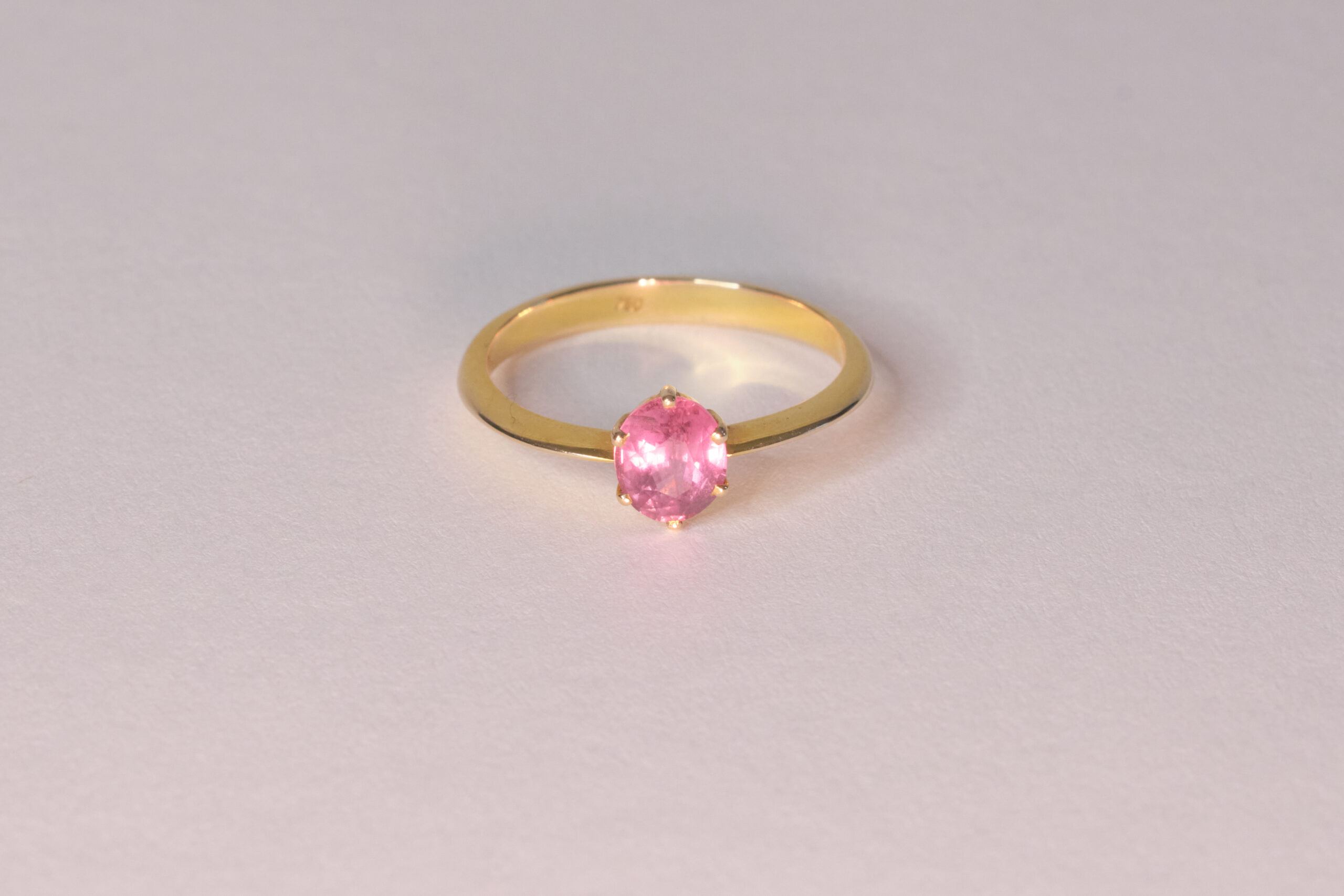Pink Sapphire in 18 K